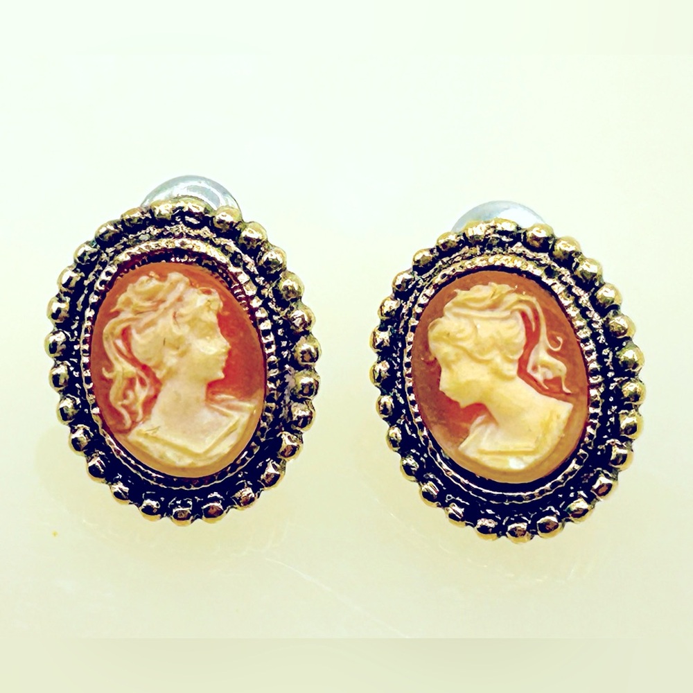 Vintage Small Cameo Stud Earrings - Picture 1 of 4